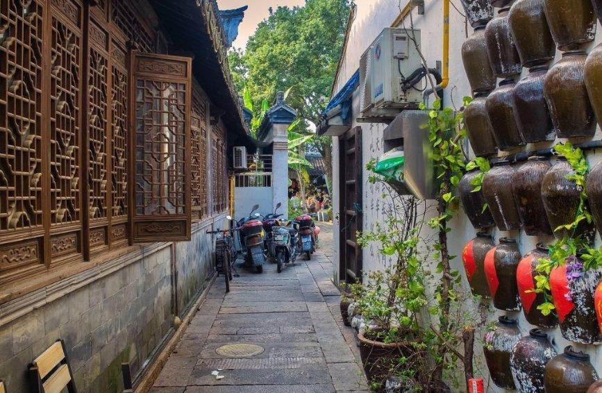 50岁洪欣独自带女儿出门面露疲惫，她和张丹峰的感情到底怎么样？游戏画面